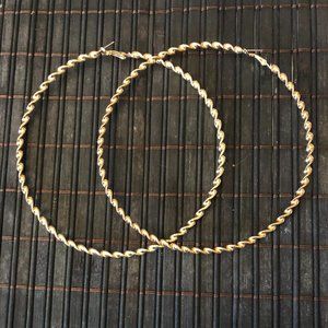 WOMEN'S LARGE PIERCED EARRINGS